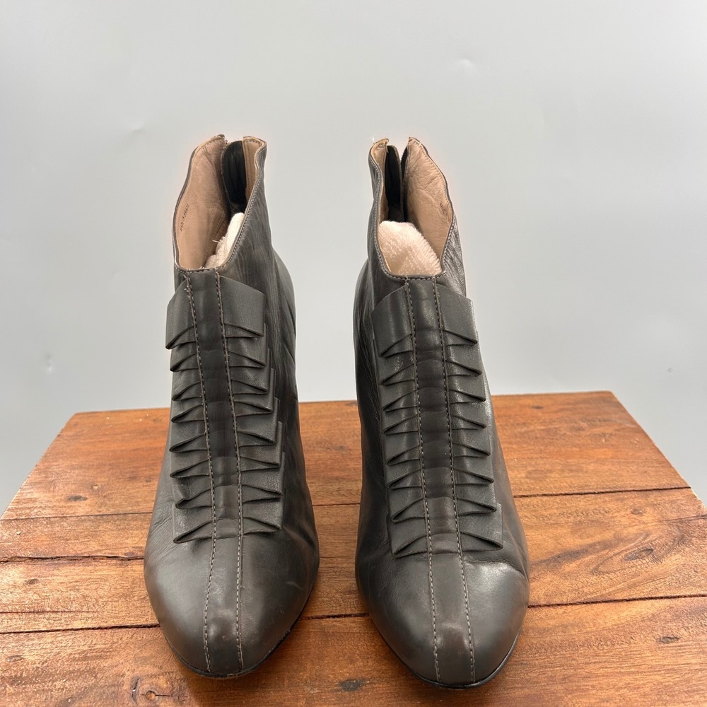 Pour La Victoire Gray Leather Ruffle Front Stiletto Ankle Boots Size 9.5